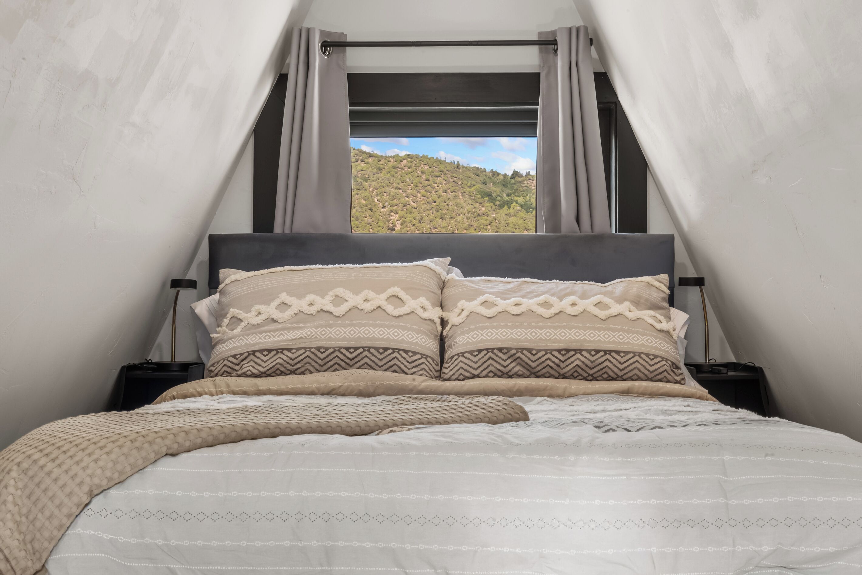1 bedroom, desk, internet, bed sheets