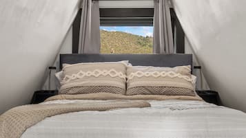 1 bedroom, desk, internet, bed sheets