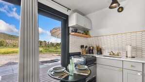 Wasserkocher mit Kaffee-/Teezubehör, Kühlschrank, Mikrowelle, Ofen