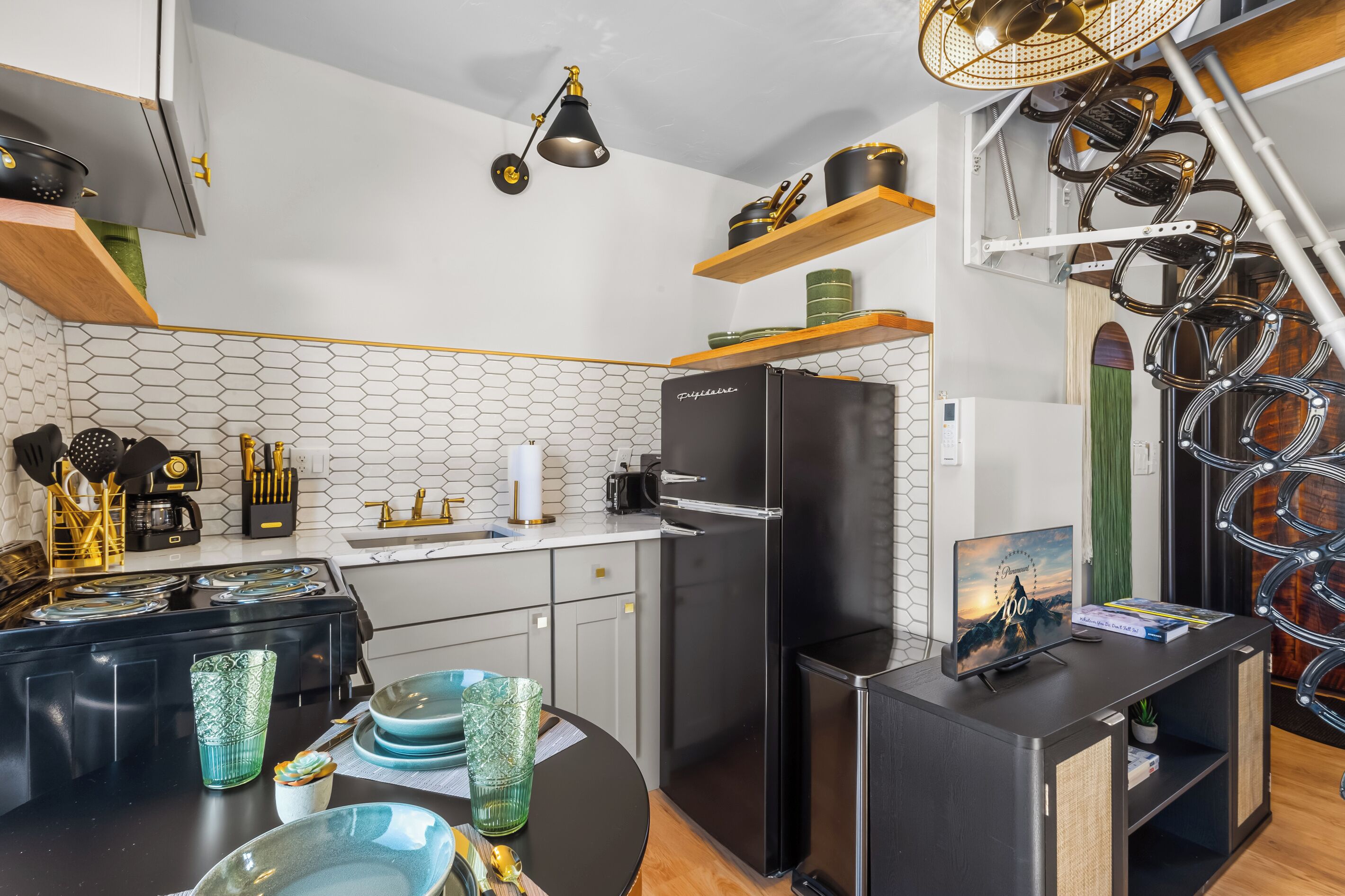 Coffee/tea maker, fridge, microwave, oven