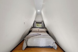 1 bedroom, desk, Internet, bed sheets - Whispering Pines A-Frame Retreat | Sleeps 2 | +AC (Ridgway)