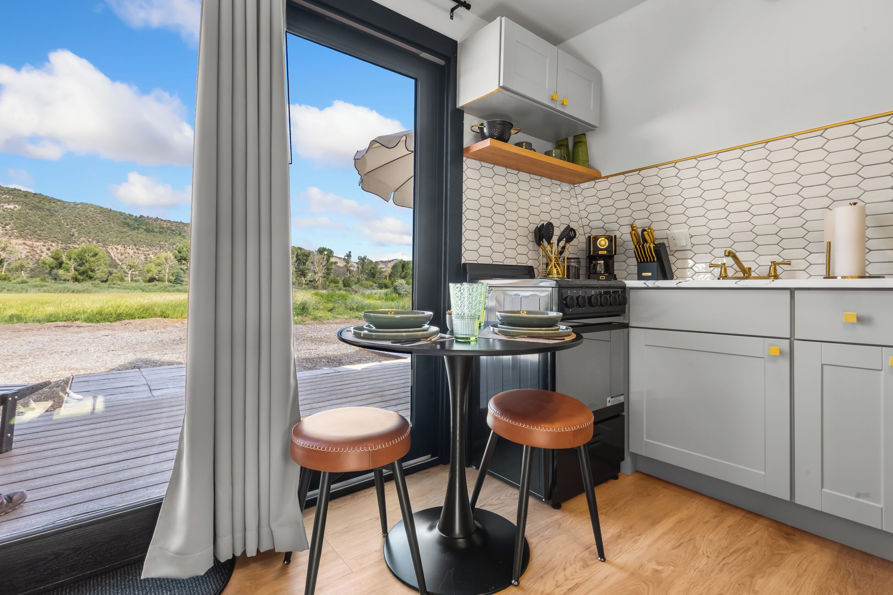 Coffee/tea maker, fridge, microwave, oven