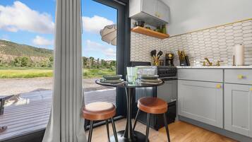 Coffee/tea maker, fridge, microwave, oven