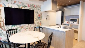 Een moderne keuken met een inbouwmagnetron, een spoelbak en een aanrecht.