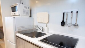 Una cocina con microondas, fregadero y estufa.