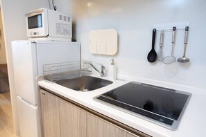 A kitchen with a microwave, a sink, and a stove. - 1 min walk from sta./Excellent access to central (Osaka)