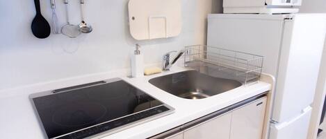 Fridge, microwave, stovetop, cookware/dishes/utensils