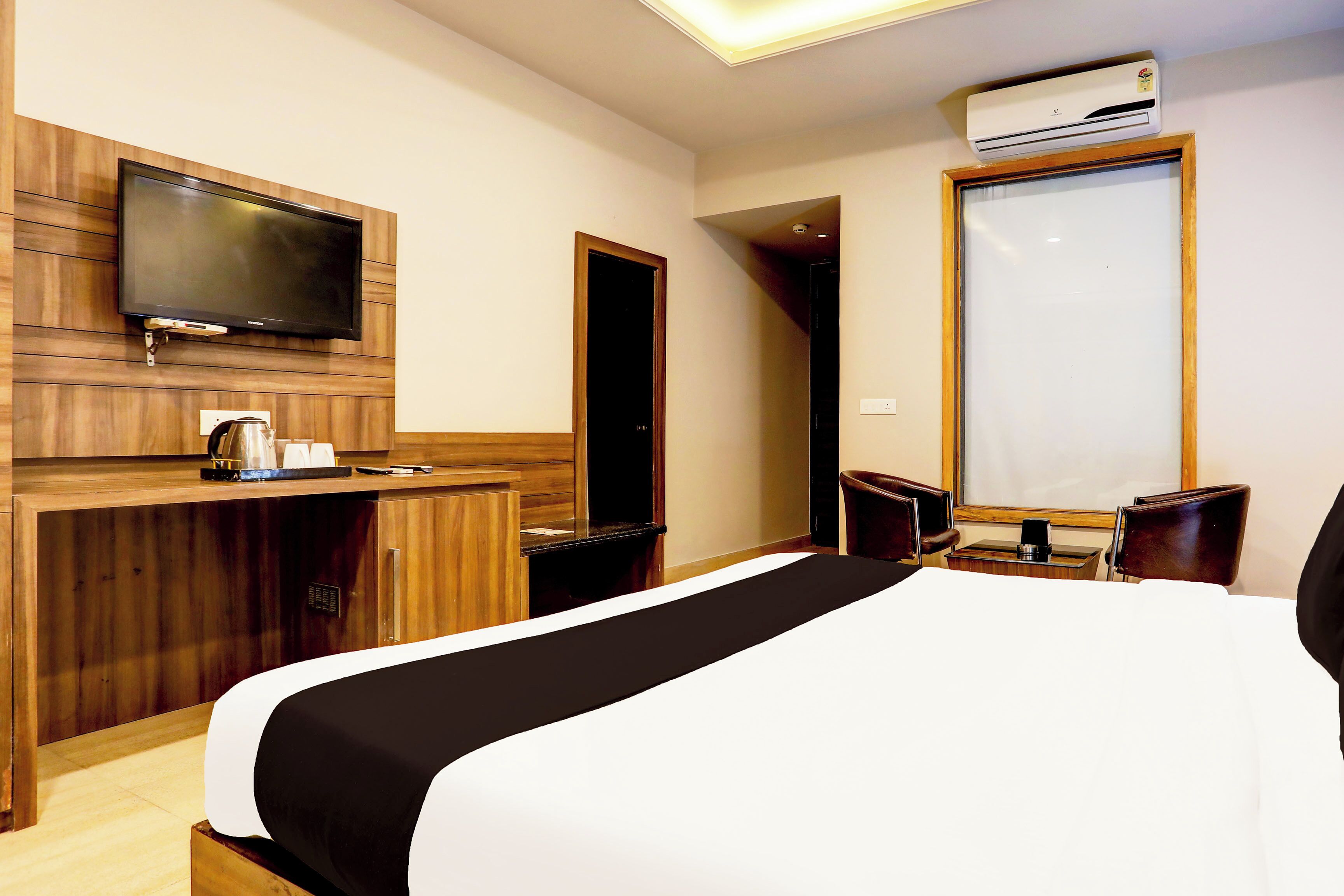 Desk, WiFi (free), bed sheets