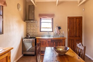 Casa de campo Deluxe, 2 habitaciones, vista al jardín | Cocina privada | Refrigerador con congelador y tostadora