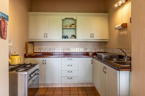 Comfort Cottage, Private Pool | Private kitchen | Full-sized fridge, toaster - Lindani Game and Lodges (Vaalwater)