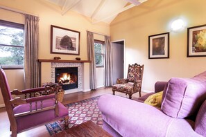 Casa de campo Deluxe, 2 habitaciones, vista al jardín | Área de sala de estar | Chimenea