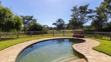 Casa de campo Deluxe, 2 habitaciones, piscina privada | Piscina | Una piscina al aire libre