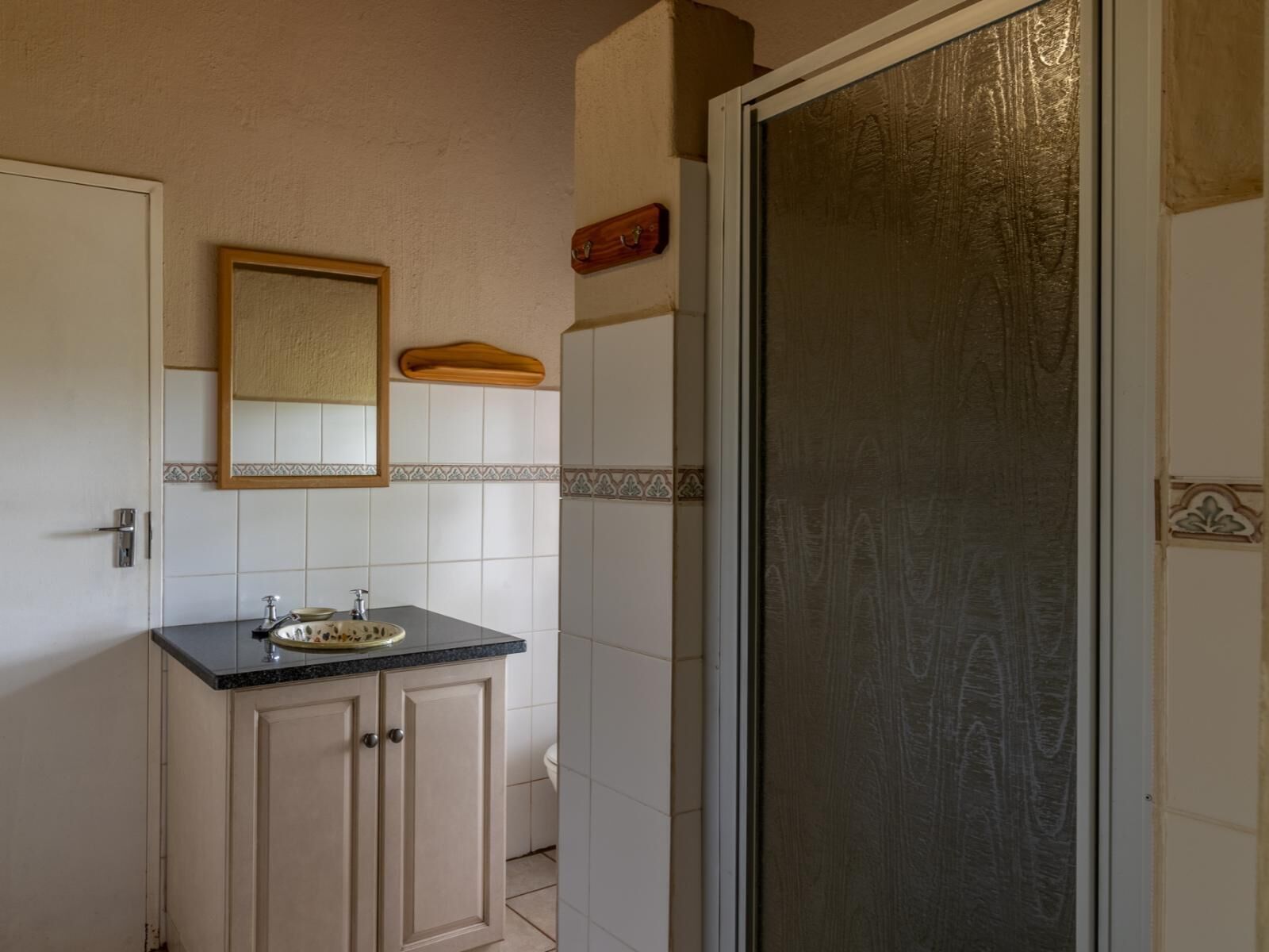 Ein Badezimmer mit Waschbecken, Spiegel und Dusche.