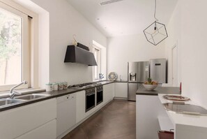 Private kitchen - Modern 5 Bedroom Villa with Private Swimming Pool (Syracuse)