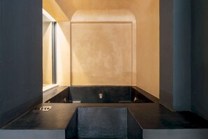 Spa - Modern 5 Bedroom Villa with Private Swimming Pool (Syracuse)