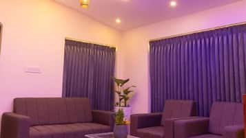 Deluxe Double Room | Living area