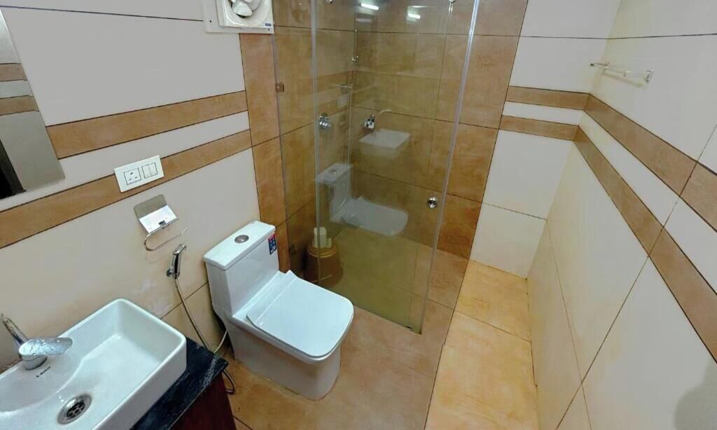 Buồng tắm vòi sen, đồ dùng nhà tắm miễn phí, khăn tắm 