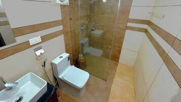 Buồng tắm vòi sen, đồ dùng nhà tắm miễn phí, khăn tắm