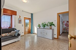 Una sala moderna con un sofá, una mesita de centro y una planta en maceta.