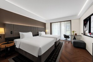 Phòng 2 giường đơn Tiêu chuẩn, quang cảnh sân vườn | Két bảo mật tại phòng, bàn, khu vực làm việc phù hợp cho laptop 