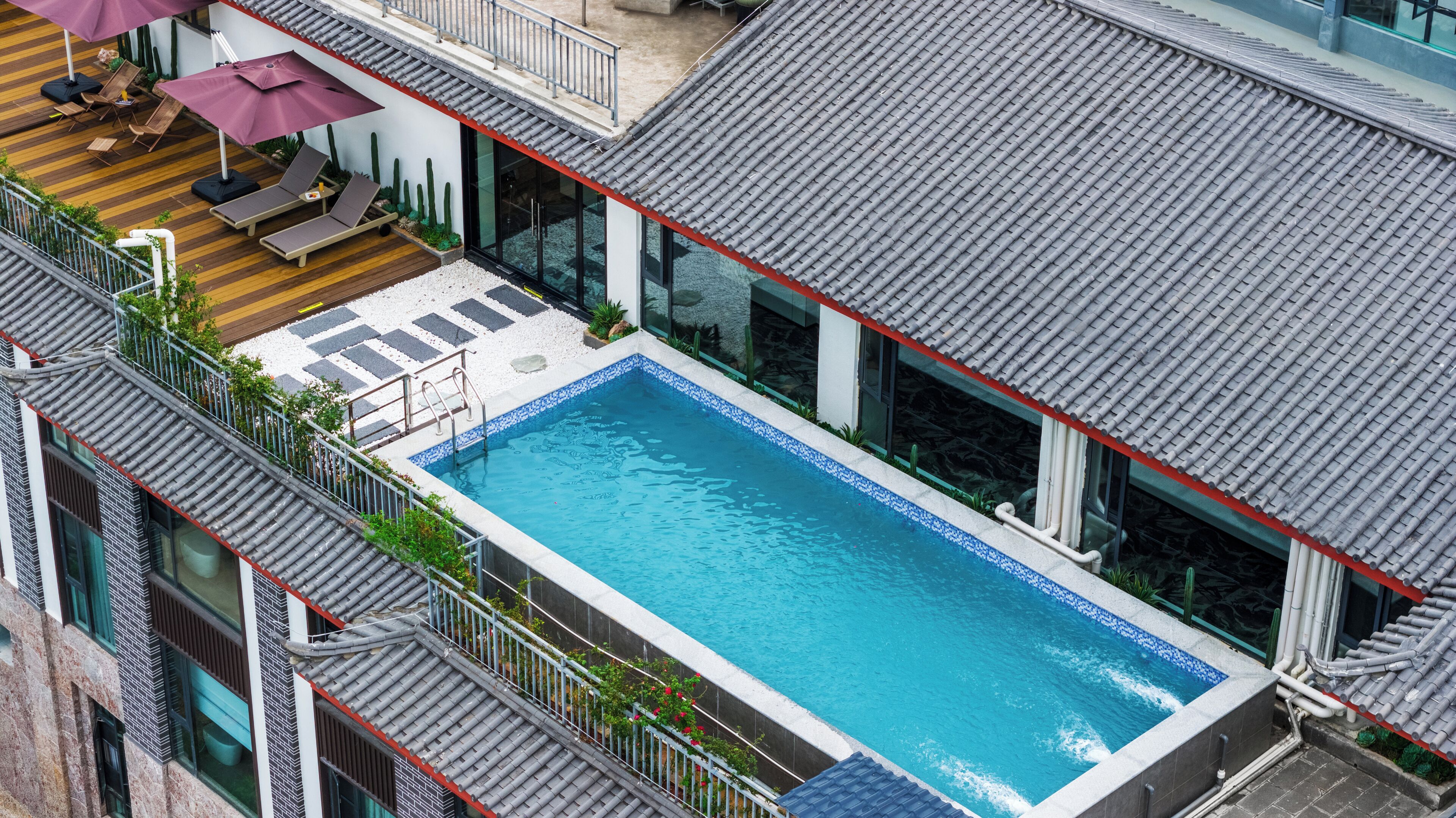 Una piscina al aire libre de temporada