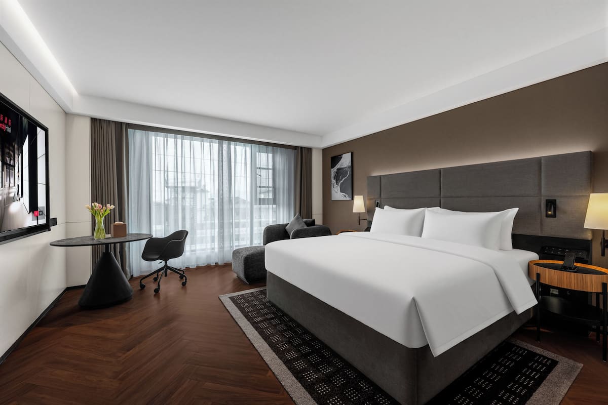 Down duvets, free minibar, in-room safe, desk