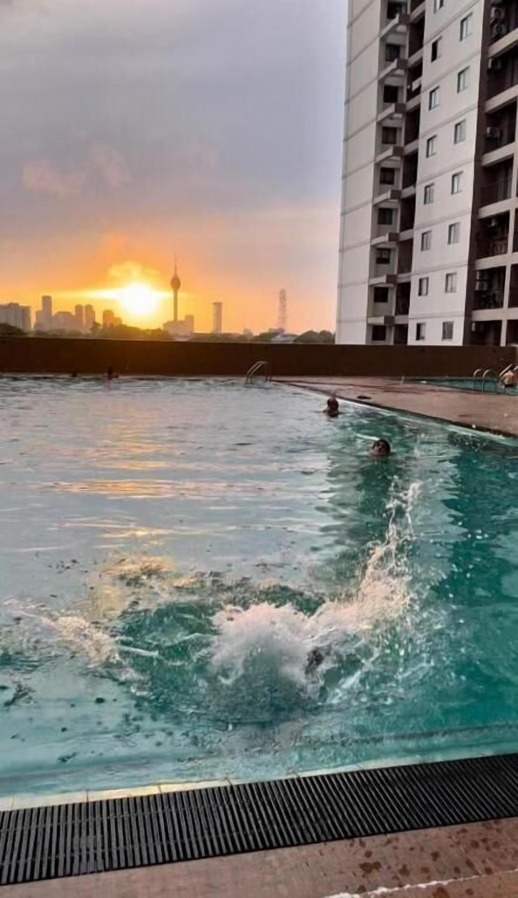 Apartemen Basic, balkon, pemandangan kota | Kolam renang