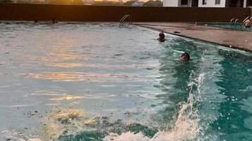 Apartemen Basic, balkon, pemandangan kota | Kolam renang