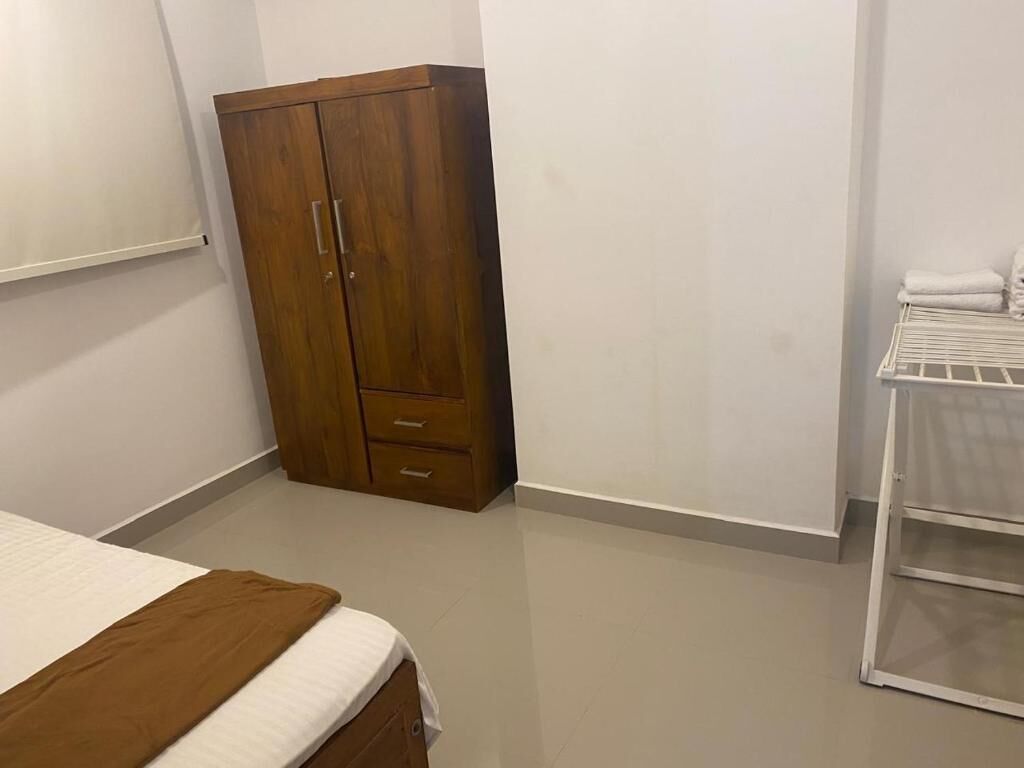 Eenvoudig appartement, balkon, uitzicht op stad | Geluiddichte muren, een strijkplank/strijkijzer, gratis wifi