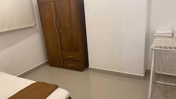 Apartemen Basic, balkon, pemandangan kota | Kedap suara, setrika/meja setrika, dan Wi-Fi gratis