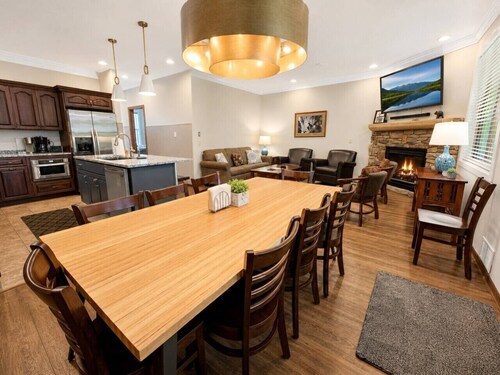 Spacious 5BR Mountain Home Near Slopes
