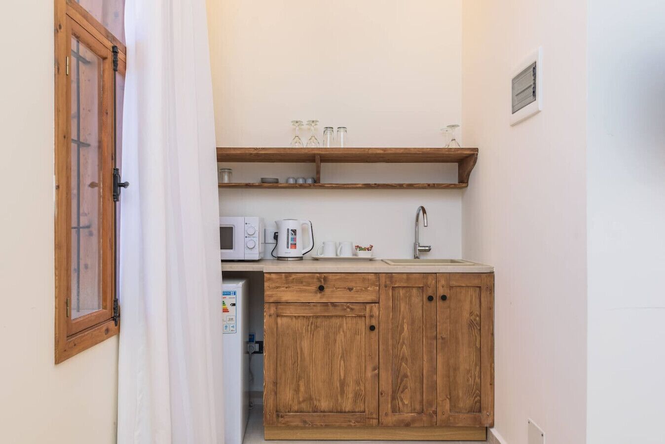 Yod Studio | Private kitchenette | Microwave, electric kettle, cookware/dishes/utensils, freezer