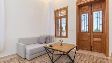 Het Studio | Living area | 43-inch Smart TV with cable channels, Netflix, streaming services