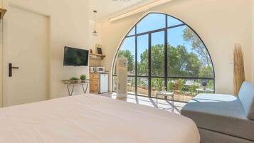 Studio, 1 Double Bed with Sofa bed, Kitchenette, Sea View | Egyptian cotton sheets, premium bedding, blackout drapes, WiFi (free)