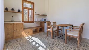 Kap (2-BR House) | In-room dining