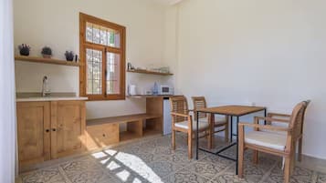 Kap (2-BR House) | In-room dining