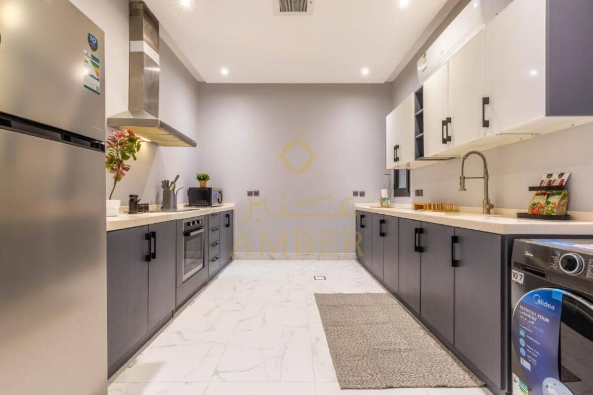 Superior appartement | Privékeuken | Een koelkast, een microgolfoven, een oven, een kookplaat
