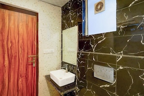 Shower, towels, soap, shampoo - Super Townhouse Alwar Formerly Hotel (Alwar)
