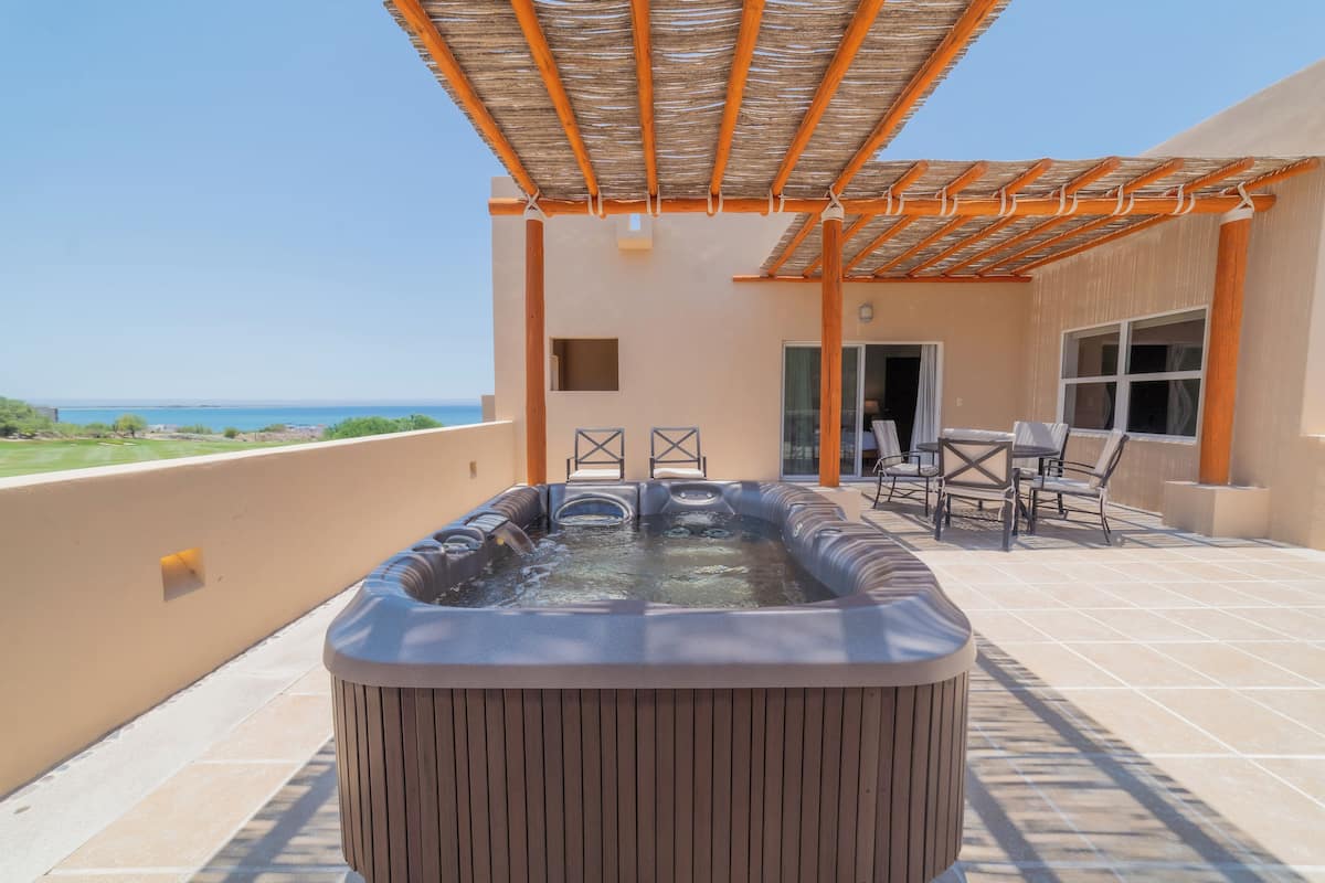 Private spa tub