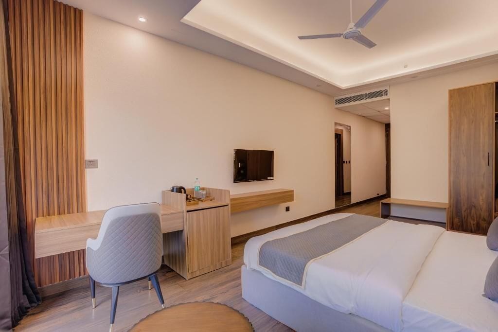 Phòng đôi phong cách cổ điển, ban công, quang cảnh vườn