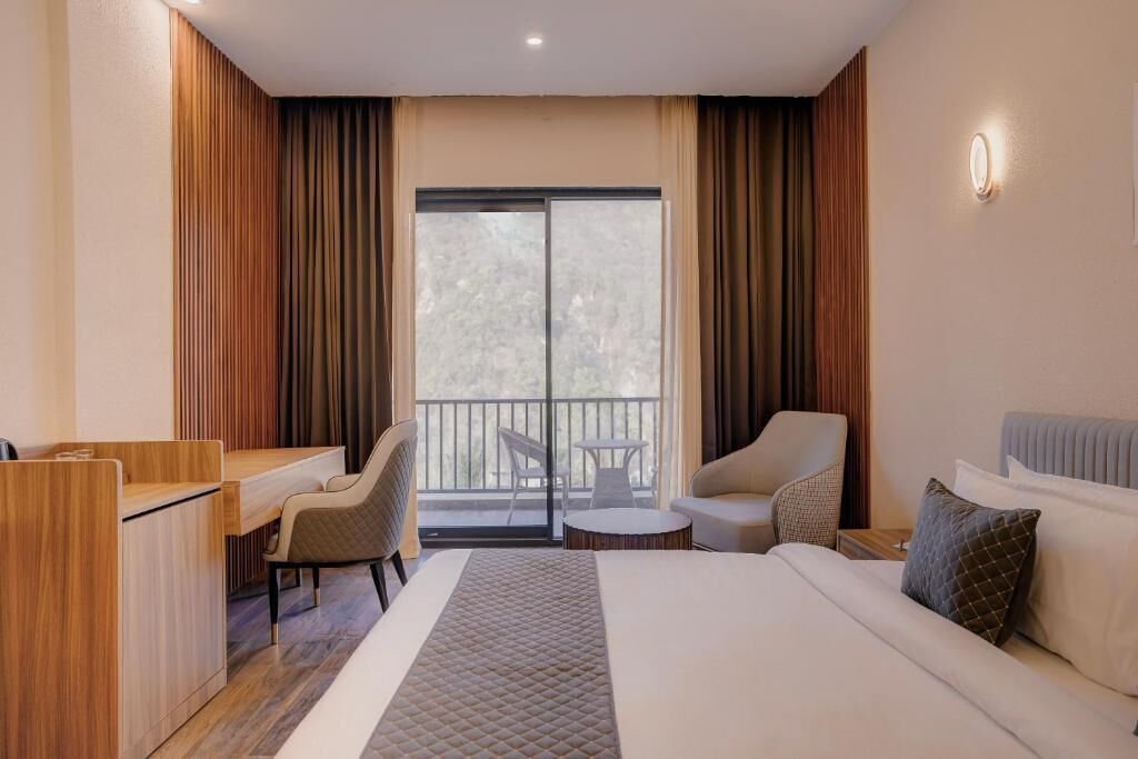 Habitación clásica doble, balcón, vistas al jardín | Escritorio, espacio para trabajar con un portátil, wifi gratis