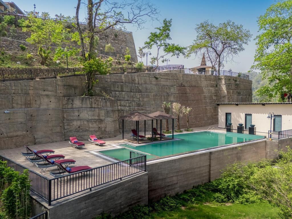 Habitación clásica doble, balcón, vistas al jardín | Piscina