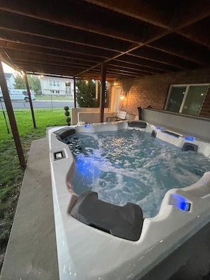 Outdoor spa tub - Hot Tub+Game Room, 8 Ski resorts + SLC | Sleeps 14 (Centerville)