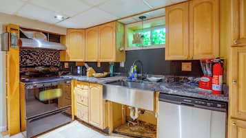 Cafetera/tetera, refrigerador, microondas, placa de cocina