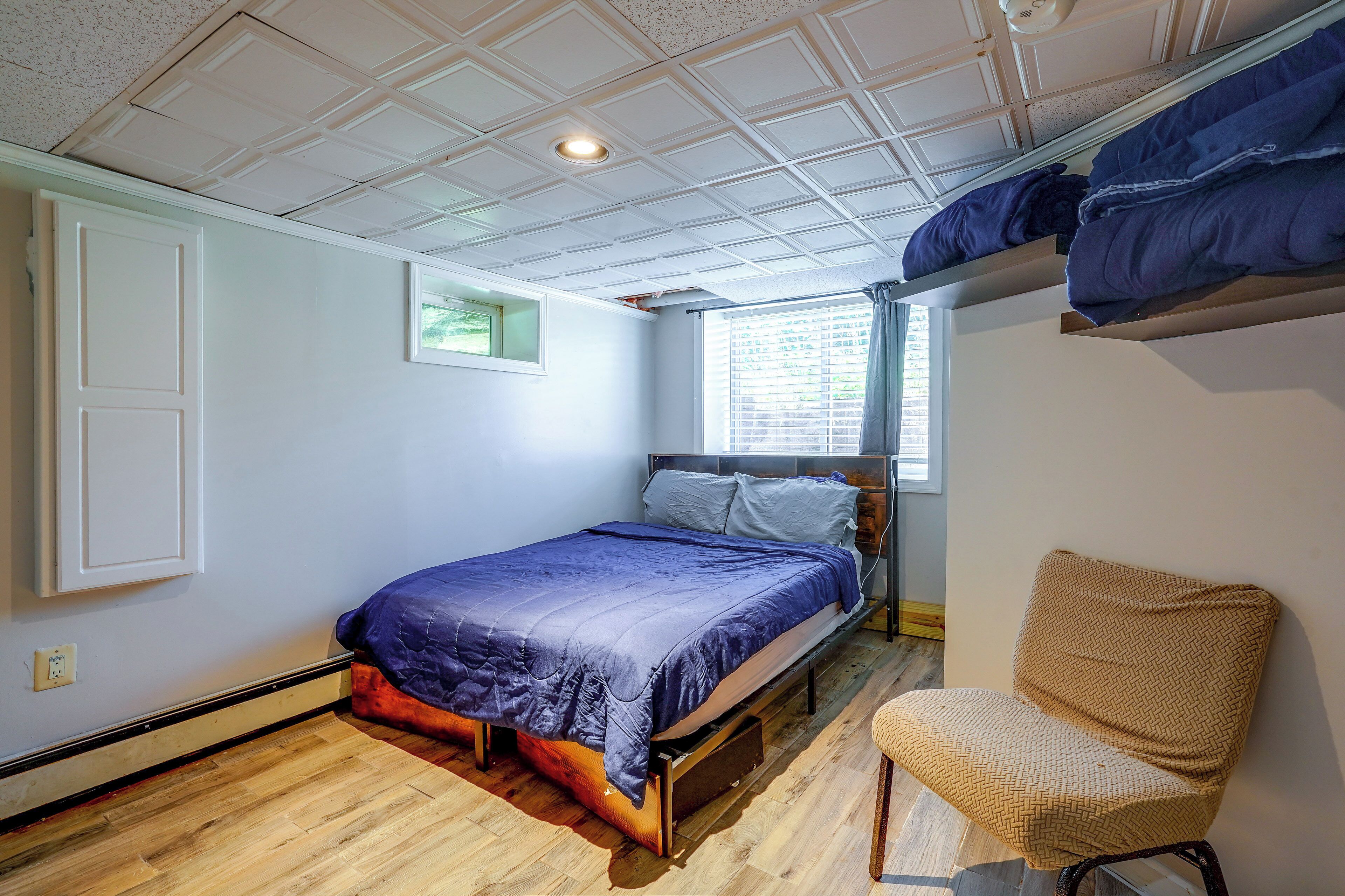 Desk, iron/ironing board, internet, bed sheets