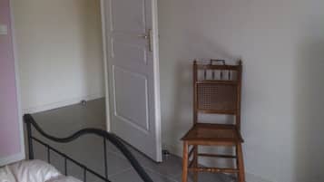 Iron/ironing board, WiFi, bed sheets