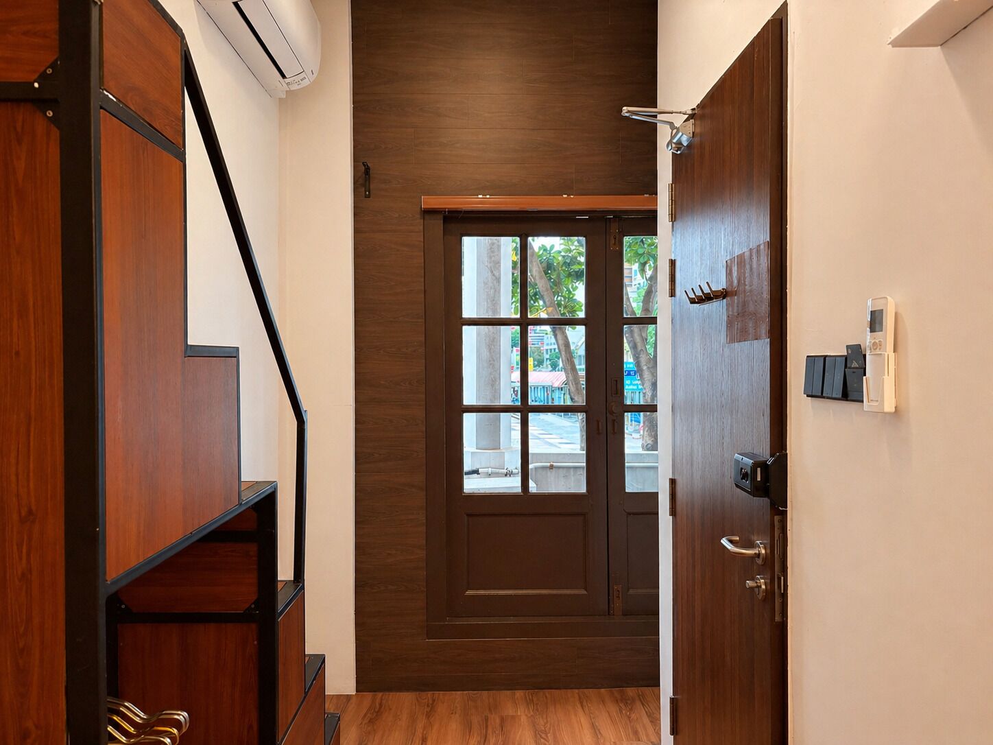 Run of House, Shared Bathroom