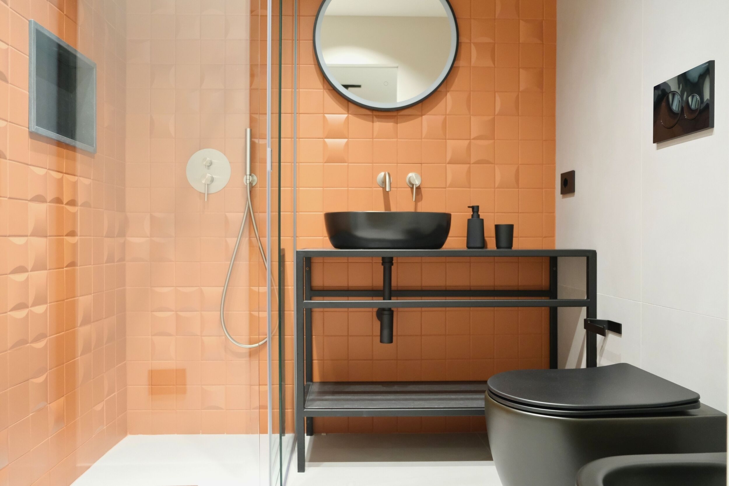 Russu e Blu | Bathroom | Shower, rainfall showerhead, free toiletries, hair dryer