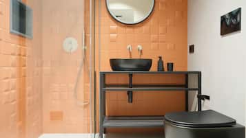 Russu e Blu | Bathroom | Shower, rainfall showerhead, free toiletries, hair dryer