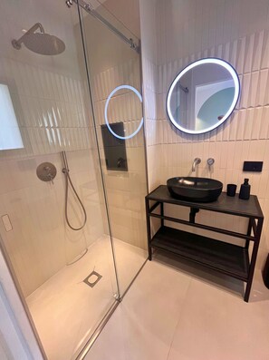 Virdi e Biancu | Kamar mandi | Shower, pancuran hujan, perlengkapan mandi gratis, dan pengering rambut